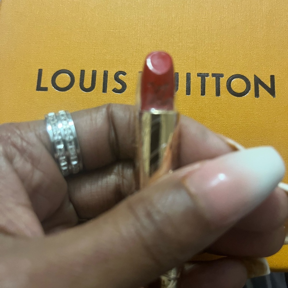LV Red Lipstick Keychain - Picture 4 of 4